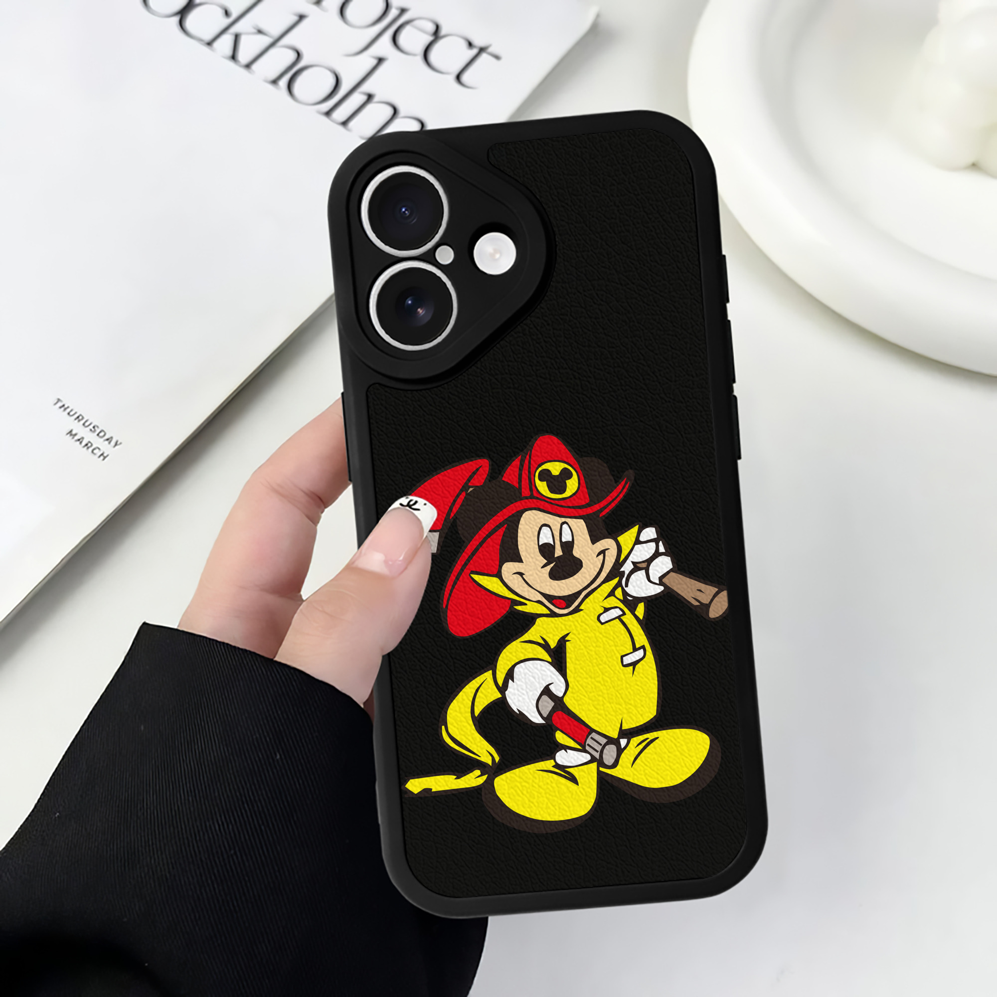 （画像用） ミッキーマウス Mickey Mouse 【iPhone 16シリーズ対応】シリコンスマホケース（レザー調） 材質：シリコン